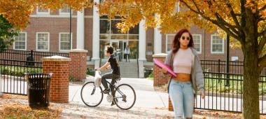 学生s visiting campus in in person, virtually, 和 by connecting with other students.