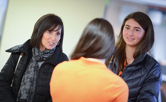 学生 和 Parent speaking with admission counselor